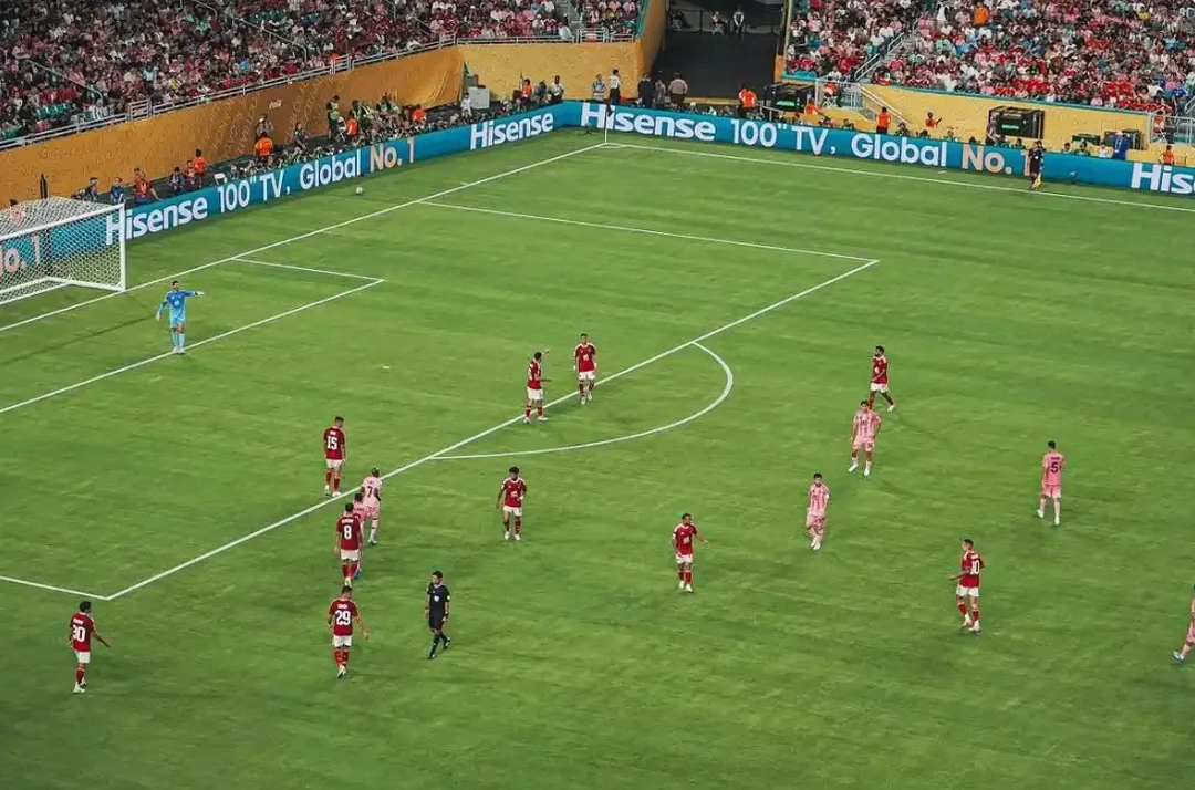 世俱杯亚欧巅峰对决！海信100吋电视AI芯片呈现高光瞬间